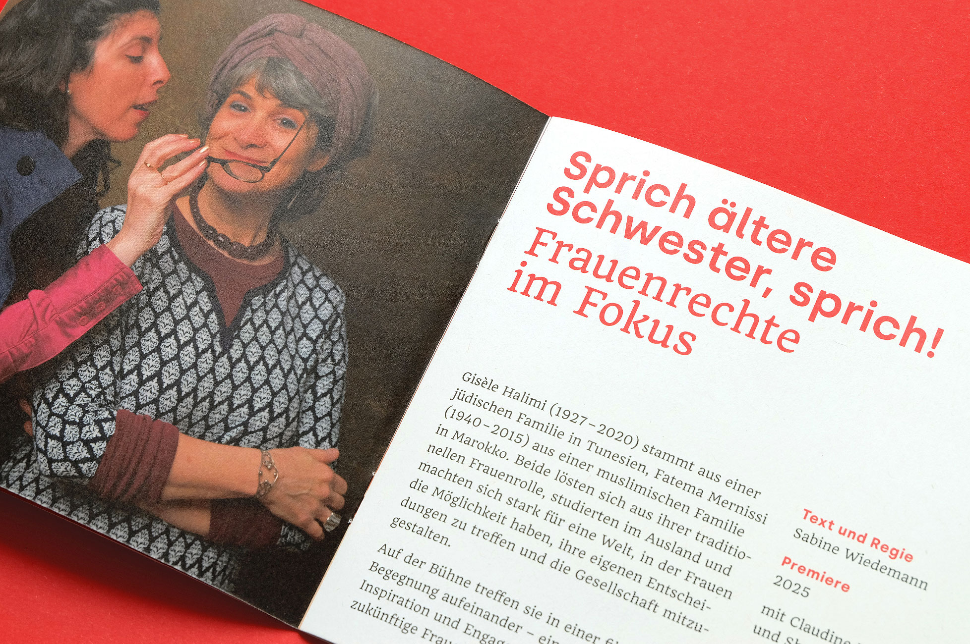 ESCALA Theater – Doppelseite zum Stück „Sprich ältere Schwester, sprich!“